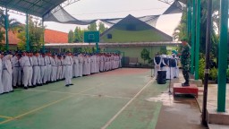 Danramil 0816/12 Prambon berpesan, Siswa SMPN 1 Prambon harus meraih cita-cita setinggi langit