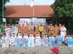 BABINSA NGINGAS KORAMIL 0816/16 WARU MEMBERIKAN HIMBAUAN KAMPANYE STOP BULLYING KEPADA MURID SDN 1 NGINGAS