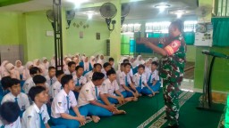Babinsa Koramil 0816/12 Prambon Sosialisasi dan Kampanye Rekrutmen Prajurit TNI AD pada Siswa Siswi di SMA Budi Utomo