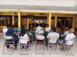 Babinsa Koramil 0816/05 Serma Edi &amp; Bhabinkamtibmas Aipda Rully, Hadiri Rapat Penataan Pedagang Kaki Lima Warga Desa