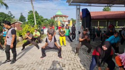 Danramil Beserta Anggota Koramil 05/Tulangan Senam Pagi Bersama Warga Dan Muspika