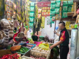 Babinsa Koramil 0816/01 Sidoarjo melaksanakan Komsos dengan pedagang pasar Suko Sidoarjo.