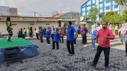 KORAMIL 0816/16 WARU BERSAMA FORKOPIMKA WARU MELAKSAKAN SENAM SKJ 88.DIHALAMAN KANTOR KORWIL P&amp;K DESA TROPODO KEC. WARU KAB. SIDOARJO