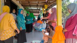 Babinsa Koramil 0816/12 Prambon pendampingan kegiatan Posyandu Balita di Pos Kesehatan Desa Wirobitin