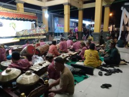 Babinsa Ramil 0816/13 Hadiri Pagelaran Wayang Kulit