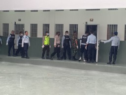 DANRAMIL 16 WARU BESERTA 10 ORANG ANGGOTA BERSAMA PETUGAS LAPAS RAZIA PENGHUNI RUTAN KELAS I SURABAYA MEDAENG