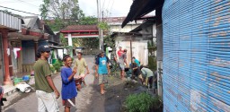 Babinsa Koramil 0816/12 Prambon bersama warga melaksanakan giat Kerja Bhakti