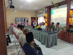 Danramil 0816/01 Sidoarjo menghadiri rapat lintas sektor di Puskesmas Urangagung Sidoarjo.