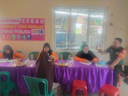 Babinsa Suko Koramil 0816/01 turun ke desa pendampingan Posyandu balita.