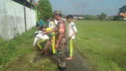 Babinsa Koramil 05/Tulangan Koptu Ikwan Dampingi Karya Bakti Siswa Siswi Mtsn 4 Sidoarjo