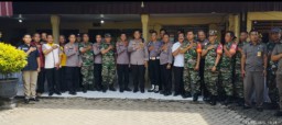 Danramil 0816/11 Tarik Bersama Forkopimka Tarik Dampingi Kapolresta Sidoarjo Dalam Rangka Jumat Curhat Di Pasar Tarik