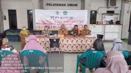 BABINSA KORAMIL 0816/16 WARU MENDAMPINGI PEMBAGIAN BLT DESA