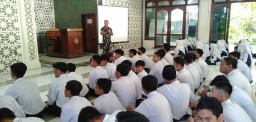 TANAMKAN DISIPLIN SEJAK DINI KORAMIL 0816/16 WARU MELAKSANAKAN PROGRAM BABINSA MASUK SEKOLAH KEPADA SISWA/SISWI SMP ALFALAH ASSALAM