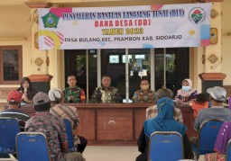 Babinsa Koramil 0816/12 Prambon dampingi pendistribusian BLT DD tahap I Desa Bulang