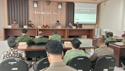 Danramil 0816/11 Tarik Hadiri Rapat Pembinaan Linmas Di Aula Kec Tarik