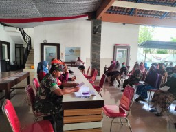 BABINSA KORAMIL 0816/16 WARU MENDAMPINGI PEMBAGIAN BLT DESA