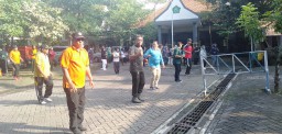 KORAMIL 0816/16 WARU BERSAMA FORKOPIMKA WARU MELAKSANAKAN SENAM SKJ 88.DIHALAMAN KANTOR HALAMAN KECAMATAN WARU KAB. SIDOARJO