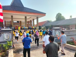 Tumbuhkan Kebersamaan Anggota Koramil 0816/11 Tarik Ikuti Senam Bersama Di Wilayah Binaan
