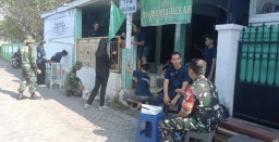 ANGGOTA KORAMIL 03 BUDURAN &amp; KARYAWAN HOTEL ASTON SIDOARJO MEMBERIKAN BANTUAN DAN MELAKSNAKAN BERSIH BERSIH MUSHOLLA.