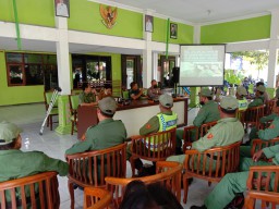 Danramil 0816/07 Krembung Hadiri Pembinaan Satlinmas di Kec. Krembung