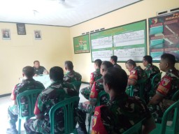 DANRAMIL 15/SUKODONO BERIKAN JAM KOMANDAN KEPADA ANGGOTANYA