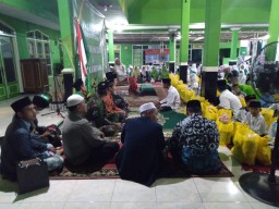 Bati Tuud Peltu Marjuki Mewakili Danramil 0816/05 Santunan Anak yatim dan Buka Bersama