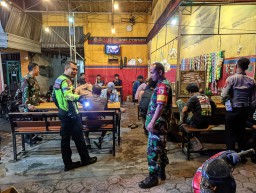 WUJUDKAN RASA AMAN, ANGGOTA KORAMIL 0816/13 WONOAYU BERSAMA POLSEK LAKSANAKAN PATROLI BERSAMA