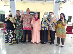 Pembangunan Jamban Bagi Warga Desa Becirongengor Oleh Babinsa Koramil 0816/13 Wonoayu