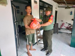 Babinsa Ramil 0816/07 Krembung Laksanakan Pembagian Sembako di Desa Rejeni Kec. Krembung