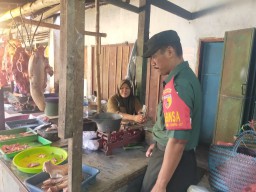Serma Sri Irmawanto Laksanakan Monitoring Harga Bahan Pokok di Pasar Krembung