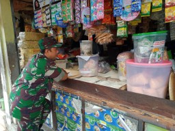 Babinsa Koramil 0816/12 Prambon pantau harga bahan pokok di Pasar Tradisional