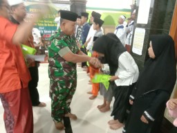 Danramil 0816/07 Laksanakan Buka Bersama dan Berbagi Ceria Santunan Anak Yatim di Desa Wangkal Kec. Krembung