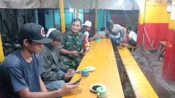 Babinsa Koramil 0816/12 Prambon jalin silahturahmi dengan warga