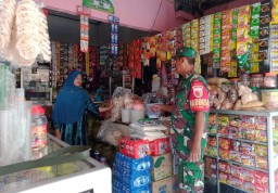 Monitoring Harga Bahan Pokok, Babinsa Koramil 0816/11 Tarik Cek Harga Di Pasar Tradisional Kec Tarik