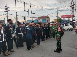 Berkah Ramadhan, Babinsa Koramil 15/Sukodono Bagikan Takjil Bersama Perguruan Silat