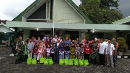 KORAMIL 0816/13 WONOAYU MEMBERIKAN SANTUN KEPADA ANAK YATIM PIATU