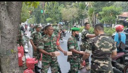 Koramil 0816/01 Sidoarjo bagikan paket takjil bersama PPM dan Hipakad Sidoarjo.