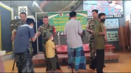 Danramil 0816/01 Sidoarjo membagikan santunan kepada anak yatim di Monstero fishing Park.