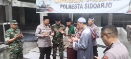 Danramil 0816/11 Tarik Dampingi Kapolresta Sidoarjo dalam Rangka Grebeg Masjid Dan Bhakti Sosial Kepada Warga Desa Klantingsari