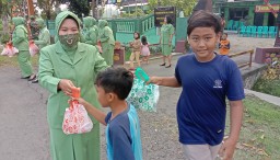 Anggota Koramil 0816/12 Prambon bagikan takjil gratis