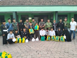 Danramil 0816-15/Sukodono Bersama Ketua Perguruan Beladiri Berikan Santunan Kepada Anak Yatim