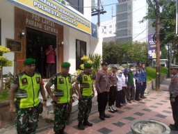 Anggota Ramil 0816/07 Krembung Ikut Laksanakan Pengamanan dan Pemantauan Arus Balik Hari Raya Idul Fitri 1444 H di Posyan TPI Sidoarjo.