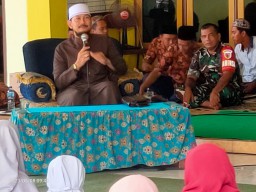 Bhabinkamtibmas Aipda Rully. T &amp; Babinsa kebaron Serma Edi Hadiri Halal Bihalal Desa Binaan