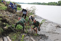 Puncak Penanaman mangrove nasional serentak di Wisata Bahari Tlocor Sidoarjo