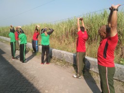 Jaga Kesehatan dan Kebugaran, Babinsa Koramil 0816/05 Tulangan Olahraga Bersama Siswa