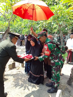 Babinsa Koramil 0816/05, Serma Edi Membantu Proses Pemakaman Secara Militer - Purnawirawan TNI AD Didesa Binaan