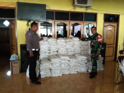 Babinsa Koramil 0816/05 Serma Edi &amp; Bhabinkamtibmas Aipda Rully Dampingi Penyaluran Bantuan Sosial Beras Kepada Warga