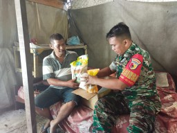 Jumat berkah babinsa 0816/01 Suko bagikan paket sembako.