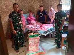 Bentuk kepedulian sesama, Koramil 0816/10 Balongbendo kunjungi anggota Persit yang sedang sakit