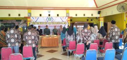 Danramil Kapten Inf Moh. Said Didampingi Pelda Arif. S Babinsa Koramil/05 Tulangan Hadiri Pelantikan &amp; Pengambilan Sumpah Jabatan Perangkat Desa